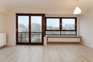 Recent vernieuwd woonappartement op de derde verdieping (met lift) op de Grote Markt van Blankenberge. Grote, zongerichte woonkamer met...