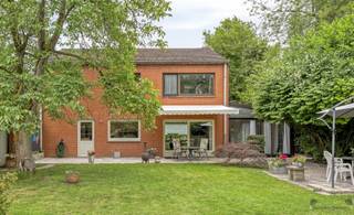 Vous êtes à la recherche d'une maison familiale spacieuse, économe en énergie et entourée d'une oasis de paix et de verdure ? Ce bel immeuble...