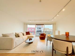 Ontdek dit breed en aangenaam appartement met twee volwaardige slaapkamers, ideaal gelegen op de Lippenslaan, het kloppende hart van...