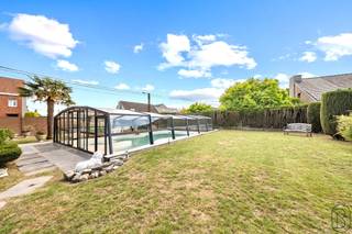 Superbe habitation, entièrement rénovée en 2007, offrant des espaces de vie exceptionnels et une luminosité remarquable.Rez-de-chaussée : Un beau...