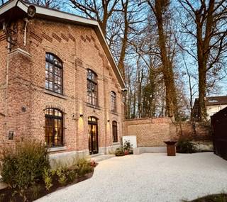 Het pand ligt in een levendige en recentelijk herontwikkelde buurt, waar tal van nieuwbouwappartementen zijn gerealiseerd. Deze combinatie van historische charme en moderne woonomgeving zorgt voor een dynamische en aantrekkelijke locatie, ideaal voor horecazaken, evenementen of andere publiek toegankelijke activiteiten, met uitsluiting van groothandel en grootschalige kleinhandel.Dit beschermde eigendom combineert authentieke charme met hedendaags comfort en is momenteel ingericht voor horeca- en evenementenactiviteiten. Dankzij de gunstige ligging en de toelating van de gemeente voor elke publiek toegankelijke activiteit, biedt dit pand een brede waaier aan exploitatiemogelijkheden.Met een bruikbare oppervlakte van ca. 650 m² beschikt het pand over:- Een volledig uitgeruste horecakeuken- Een ruime en sfeervolle bar- Meerdere polyvalente ruimtes, ideaal voor evenementen of bijeenkomsten- Een verdieping die perfect kan dienen voor privé-events, vergaderingen of andere activiteiten- Comfortabele privéruimte met eigen sanitair en ingerichte badkamerBij het betreden van het pand komt u in een verzorgde inkomhal met sanitaire voorzieningen, waaronder vier toiletten, een aangepast toilet voor personen met een beperking en meerdere lavabo’s.Voor kandidaten die de zaak onmiddellijk wensen verder te exploiteren, kan ook het handelsfonds worden overgenomen. Dit omvat onder meer de keukenuitrusting, de handelsnaam, het klantenbestand en het volledige interieur. De hiervoor geldende overnameprijs is niet inbegrepen in de publieke vraagprijs.Interesse in dit unieke eigendom? Neem gerust contact op voor meer informatie of een bezichtiging.Bestuursmaatregelen in het maatregelenregister: nee