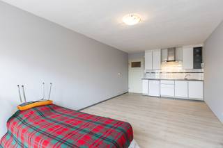 [[ DIT PAND NEEMT DEEL AAN DE ERA OPEN HUIZEN DAG OP 6/12 VAN 11:00 TOT 12:00 ]]
<p><strong>Te koop: instapklare studio in het centrum van Oostende, gelegen aan de Nieuwpoortsesteenweg, met vrij zicht en lage syndicuskosten.</strong><br /><br />Deze studio (bouwjaar 1978) biedt een comfortabele woonervaring op een centrale locatie. Dankzij het vrije uitzicht geniet u van een ruimtelijk gevoel, terwijl de lage syndicuskosten het geheel extra aantrekkelijk maken. Het pand is instapklaar, waardoor u zonder grote werken meteen kunt verhuizen. De ligging in het centrum van Oostende betekent dat winkels, openbaar vervoer en de zeedijk vlot bereikbaar zijn.<br /><br /><strong>Indeling:</strong></p>

<ul><li>Aparte inkomhal</li><li>Living met veel lichtinval en vrij uitzicht</li><li>Open keuken</li><li>Badkamer met praktische indeling</li><li>Berging voor extra opslag</li></ul>

<p> </p>

<p><strong>Troeven:</strong></p>

<ul><li>Vrij zicht vanuit de leefruimte</li><li>Lage syndicuskosten</li><li>Instapklaar appartement</li></ul>

<p> </p>

<p><strong>Neem vandaag nog contact op met uw ERA-makelaar voor een bezoek.</strong></p>

<p> </p>

<p>JOUW DROOMAPPARTEMENT. ZO GEVONDEN!</p>