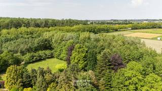 <p><span>Ligging<br /></span><span>Welkom in Kluizen, een groene deelgemeente van Evergem.<br />Je woont hier in een rustige en landelijke omgeving en je geniet van wandelingen </span><span>langs het Vaardeken, bloemen van de pluktuin, honing van de imker, aardbeien van Tervenen, alles op wandelafstand. <br />Tegelijk geniet je van een vlotte verbinding naar de R4.<br /></span><span><br /></span><span>Verrassend ruime woning met tuin en grote kelder</span><span><br /></span><span>Deze woning werd ontworpen door architect Richard Matthijs uit Wippelgem en kenmerkt zich door een solide constructie en het bijzonder wooncomfort van een bel-etage.<br />Op het gelijkvloers bevindt zich een volledige kelderverdieping: er is een inpandige garage, een ruime berging, een koele voorraadberging, wasplaats, douchecel, afzonderlijk toilet en een extra bergruimte waar een lift kan worden geplaatst. <br />Via de dienstgang bereik je de woonverdieping. <br />Hier geniet je van een uitzonderlijke lichtinval dankzij de verhoogde ligging. <br />Bovendien zorgen de groene zichten aan de voorzijde voor extra rust. <br />De ruime inkomhal met gastentoilet geeft toegang tot de leefruimte met zit- en eethoek en de gezelligheid van een houtkachel.<br />De keuken is zuidgericht met veel kastruimte en plek voor een ontbijttafel.<br />Ook hier geniet je de hele dag van natuurlijk licht.<br />Via de nachthal bereik je drie volwaardige slaapkamers, een berging en de badkamer uitgerust met douche en ligbad. <br />Een mogelijke lift kan tot dit verdiep geplaatst worden.<br />Een trektrap brengt je naar de ruime zolderverdieping, die momenteel dienst doet als bergruimte.<br />Buiten geniet je van een mooie tuin van 811 m², waar privacy en volwassen groen centraal staat.</span></p><p><span><br /></span><span>Extra<br /></span><span>/ EPC C<br />/ warmtepomp lucht/lucht en airco<br />/ rolluiken<br />/ vliegenramen<br />/ verwarming in garage<br />/ geïsoleerde zolder, in te richten tot meerdere slaapkamers<br />/ mogelijkheid om lift te plaatsen<br />/ de woning is vrij van gebruik<br /><br /></span><span>Troeven<br /></span><span>/ uitzonderlijke bewoonbare oppervlakte<br />/ veel berg - en stockageruimte</span><span><br /></span><span>/ groot perceel en veel woonruimte<br />/ rustige ligging nabij natuur<br /><br /><br /></span><span>Deze woning is opnieuw te koop wegens het niet vervullen van de financiële voorwaarden van de kandidaat-koper.</span></p><p><span> </span></p><p><span> </span></p>