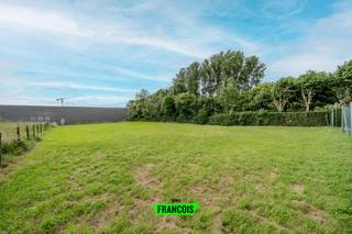 NIEUWE VOORWAARDEN!<br /><br />Uniek perceel bouwgrond van 1.500 m² (25m breed x 60m diep, aan 265€/m²) met in het verlengde een gelijklopend, aanpalende groenzone van 1.000 m² (25m breed x 40m diep aan 50€/m²) in residentiële omgeving, perfect rechthoekig. Gelegen op een uitstekende locatie schuin over villawijk Eikhofstraat en langs de verbindingsbaan Diksmuide-Ieper, biedt dit perceel tal van mogelijkheden (zoals vrije beroepen, dokters, advocaten, tandartsen, architecten, boekhouders, eveneens particulieren...).<br /><br />De aanpalende 1000 m² aan tuingrond kan bijgekocht worden voor €50.000.<br /><br />Voordelen van de locatie:<br /><br />1. Op 10km van de kust, 10km van de autosnelweg, en in vlotte verbinding naar de belangrijkste steden.<br /><br />2. Slechts 3 minuten met de auto naar het gezellige centrum van Diksmuide, met z'n grote Markt, talrijke horecazaken en winkels, openbaar vervoer, scholen en meerdere recreatieve activiteiten, sportbeoefeningen en ontspanning.<br /><br />3. Op 3km van het prachtige natuurreservaat de Blankaart, ideaal voor de natuurliefhebbers.<br /><br />4. Ook interessant als veilige belegging.