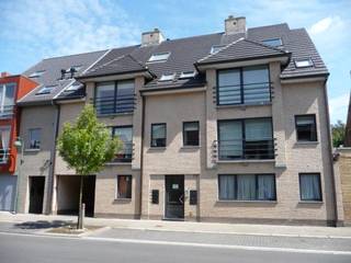 Het appartement bevindt zich op de 1ste verdieping van een kleinschalige residentie. Zowel lift als trap aanwezig.<br /><br />Indeling: ingerichte open keuken, ruime living, twee slaapkamers, badkamer met ligbad, berging en garage. <br /><br />Veel faciliteiten op wandelafstand (winkels, school, apotheker, slager, bakker ...)<br /><br />Appartement is vrij vanaf 1 september 2026. <br /><br />Wenst u de woning te bezichtigen? Wacht dan zeker en reserveer dan uw tijdslot op het binnenkort beschikbare bezoekmoment via onze website (immovercruysse.be > te huur > ga naar dit pand > klik op de knop "plan uw bezoek" > reserveer het gewenste tijdslot). <br />Let op, telefonisch en/of per mail worden GEEN bezoeken ingepland. Graag ook pas kandidaat stellen na het bezichtigen.