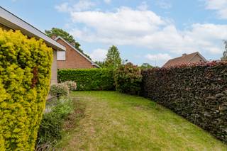Deze vrijstaande woning bevindt zich in een residentiële wijk nabij het centrum van Roeselare. Dankzij de rustige maar centrale ligging geniet u van een vlotte verbinding naar winkels, scholen en de E403, terwijl alle dagelijkse voorzieningen zich op korte afstand bevinden.<br /><br />De woning beschikt over een ruime dubbele leefruimte met veel natuurlijke lichtinval en een gezellige haard die zorgt voor extra sfeer. Aansluitend bevindt zich de vernieuwde keuken, afgewerkt met kwalitatieve materialen.<br /><br />Op de verdieping bevinden zich vier volwaardige slaapkamers, waaronder een ruime masterbedroom met balkon. Verder beschikt de woning over een garage en oprit, evenals een ruime tuin rondom de woning waar u in alle rust kan genieten van het buitenleven.<br /><br />Troeven:<br />• Vrijstaande woning<br />• Mobi-score 8,8/10<br />• 4 Volwaardige slaapkamers<br />• Masterbedroom met balkon<br />• Ruime dubbele leefruimte met veel lichtinval<br />• Gezellige haard<br />• Vernieuwde keuken<br />• Ruime tuin rondom de woning<br />• Garage en oprit<br /><br />Startprijs: € 375.000<br /><br />! Mogelijkheid om stuk tuin bij te kopen<br /><br />Dankzij de combinatie van ruimte, comfort en een uitstekende bereikbaarheid vormt deze woning een ideale thuis voor gezinnen of koppels die op zoek zijn naar rustig wonen nabij het centrum van Roeselare.<br /><br />Voor meer informatie of een bezoek, contacteer Eva via 0475 69 38 22 of via eva@vicusvastgoed.be.