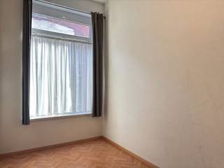 Op zoek naar een gezellige plek om met vrienden samen te wonen?<br /><br />Welkom in deze ruime en lichtrijke woning op een uitstekende ligging in Leuven. Je woont hier midden in het bruisende centrum, vlak bij verschillende faculteiten, sportfaciliteiten, winkels, supermarkten en tal van eet en drinkgelegenheden. Alles wat je nodig hebt, ligt dichtbij!<br /><br />Je komt binnen via de inkomhal, waar zich een extra ruimte bevindt die dienst kan doen als fietsenberging of thuiskantoor. Aansluitend bevindt zich de lichte leefruimte met inbouwkasten, die uitgeeft op een volledig ingerichte keuken met ingebouwde oven, frigo met diepvriesvak, dubbele wastafel, keramische kookplaat en dampkap. Naast de keuken is er een apart toilet met bijkomende opbergruimte. Op de <strong>eerste verdieping</strong> bevindt zich één bemeubelde slaapkamer en een badkamer ingericht met douche, kasten, dubbel lavabomeubel met spiegel en toilet. De <strong>tweede verdieping </strong>telt twee ruime slaapkamers.<br />Op de zolder bevindt zich de vierde slaapkamer, voorzien van een eigen lavabomeubel en een afgescheiden slaapgedeelte. Buiten beschikt de woning over een ruim <strong>terras </strong>en een omheinde <strong>stadstuin</strong> van [<strong>106m</strong>²]!<br /><br />CO-HOUSING IN DEZE WONING IS TOEGESTAAN MAAR NIET VOOR STUDENTEN (TENZIJ ONDER VOLGENDE VOORWAARDEN):<br />https://www.leuven.be/co-housing-samenhuizen<br /><br />De woning is beschikbaar vanaf 1 oktober 2026 en heeft een maandelijkse huurprijs van 1700 euro. De nutsvoorzieningen (gas, elektriciteit en water) zijn voor eigen rekening.<br /><br />Neem gerust contact met ons op voor verdere informatie of om een bezichtiging te regelen, via telefoon op 016 23 90 81 (elke weekdag bereikbaar tussen 10u en 13u), of maak zelf een afspraak via onze handige online agenda onder 'bezoekmoment kiezen'. Dit is een geweldige kans die u niet wilt missen!