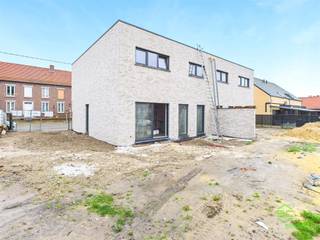 <p><span>In het centrum van Rummen vinden we deze nieuwbouwwoning op een compact perceel van 2a 58ca.</span></p><p><span>Op wandelafstand ligt de kleuter- en basisschool, een buurtsupermarkt, sporthal, apotheek en diverse horeca. In de buurt is er een ruim aanbod aan wandel- en fietspaden. </span></p><p><span> </span></p><p><span>De woning zal volledig afgewerkt verkocht worden waarbij de koper nog de mogelijkheid heeft om keuken, badkamer, … zelf te kiezen. </span></p><p><span> </span></p><p><span>Betreden doen we de woning via de inkomhal, voorzien van een gastentoilet. De ruime woonkamer aan de voorkant geeft toegang tot de achtergelegen eetkamer met open keuken. Het grote schuifraam zorgt hier voor toegang tot de tuin maar ook voor een aangename lichtinval. Achter de keuken ligt de wasplaats waar we ook de achterdeur terugvinden. Een handige voorraadberging is onder de trap te vinden.</span></p><p><span>Op de bovenverdieping zijn er 3 grote slaapkamers voorzien (16m²-15m²-14m²), de badkamer en de technische ruimte.</span></p><p><span> </span></p><p><span>Achter de woning wordt er een terras voorzien met tuin. Dankzij de kleine oppervlakte is deze ideaal geschikt voor bewoners die niet iedere week uren in  de tuin willen werken, maar toch willen genieten van hun private buitenruimte. </span></p><p><span> </span></p><p><span>Pluspunten:</span></p><p><span>- 6% btw mogelijk! </span></p><p><span>- topligging</span></p><p><span>- 3 ruime slaapkamers</span></p><p><span> </span></p><p><span>De vermelde bewoonbare oppervlakte is de netto-oppervlakte van de woning zoals deze staat weergegeven op de bouwplannen.</span></p>