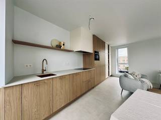 Deze penthouse is als enige appartement van dit project gelegen op de derde verdieping en maakt deel uit van residentie Léon gelegen te Beveren Glazenleeuwstraat met 8 wooneenheden. Dit pand beschikt over een groot privaat terras. U heeft toegang tot algemene fietsenberging en gemeenschappelijke bergruimte.Via de algemene inkomhal per trap of met de lift komt u rechtstreeks terecht in het appartement. De indeling van het appartement is als volgt: U betreedt het appartement via de inkomhal met apart toilet. Verder door betreedt u de naar eigen smaak in te richten keuken, met aangrenzende bergruimte en bureaumogelijkheden, en leefruimte met toegang tot het enorme terras. Op de nachthal bevinden zich nog twee ruime slaapkamers en een badkamerHet gehele project dient nog opgericht te worden, u kan dus nog steeds alle keuzes zelf maken. Ook heeft u de mogelijkheid om een achterliggende garagebox of carport aan te kopen.Nog enkele troeven van dit appartement: Vloerverwarming met lucht/water warmtepomp, videofoon, lift aanwezig met penthouse liftsturing, gemeenschappelijke berging en fietsenstalling, een laag energiepeil conform de geldende normen. Als we spreken over de prijs is dat exclusief btw, zonder registratie- en notariskosten! De plannen &amp; lastenboek zijn op afspraak en zeer vrijblijvend te bekijken.