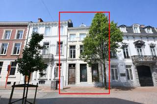 <p><span>In het hart van Hasselt staat dit uitzonderlijke neoclassicistisch herenhuis, een pand dat charme, authenticiteit en functionaliteit naadloos samenbrengt. Met zijn combinatie van handelspand op het gelijkvloers en duplexappartement erboven, biedt deze eigendom verschillende mogelijkheden: stijlvolle gezinswoning, combinatie horeca + wonen, handelspand met bovenliggende woonst of verhuurmogelijkheid, kantoor, gallery, conceptstore…</span></p><p><span> </span></p><p><span>Bij het binnenkomen stapt u de elegante inkomhal met glaspartij binnen, waar het statige karakter van weleer mooi bewaard is gebleven. De glazen afscheiding naar de traphal met authentieke elementen brengt een combinatie van karakter met rustige, moderne uitstraling.</span></p><p><span> </span></p><p><span>Het handelspand op het gelijkvloers omvat een aangename ruimte met een mooi zicht op de binnenstad, een kitchenette en een doorloop naar de indrukwekkende orangerie achteraan. De royale glaspartij creëert een open, lichte sfeer en maakt deze ruimte geschikt voor uiteenlopende commerciële concepten. Dankzij de achterdeur met toegang via het steegje is het pand ook langs achter bereikbaar — een absolute meerwaarde voor zowel logistiek als privacy.</span></p><p><span> </span></p><p><span>Via een karaktervolle trap is de eerste verdieping bereikbaar. Hier bevindt zich de lichtrijke leefruimte met aansluitend een volledig uitgeruste keuken en eetplaats. Het aangename terras biedt hier een rustige buitenruimte midden in de stad.</span></p><p><span> </span></p><p><span>De tweede verdieping omvat een sfeervolle slaapkamer met dressing, een apart toilet en een badkamer. De verrassende mezzanine, open tot in de nok, geeft de woning een bijzondere ruimtelijkheid en kan perfect dienen als bureau of hobbyruimte.</span></p><p><span> </span></p><p><span>De kelder is netjes afgewerkt met sanitair voor dames en heren, een technische ruimte en een bijkomende kelderruimte. Deze laatste geeft bovendien via een luik met trap directe toegang tot de orangerie.</span></p><p><span> </span></p><p><span>Een pand met mogelijkheden!</span></p><p><span> </span></p>