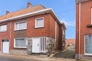 <p>Vlakbij centrum Meulebeke vinden we deze statige halfopen woning uit 1965. Een authentieke gezinswoning met een sterke basisstructuur, verrassend veel lichtinval en verschillende recente verbeteringen. Ideaal voor wie een comfortabele starterswoning zoekt of voor investeerders die waarde hechten aan ligging, duurzaamheid en toekomstpotentieel.</p><p>De inkomhal met marmeren trap geeft meteen een verzorgde indruk. De leefruimte strekt zich uit over de volledige diepte van de woning en geniet van natuurlijk daglicht. Aansluitend ligt de functionele keuken, met directe toegang tot het apart toilet en berging/wasplaats. Achteraan bevindt zich een zonnige, zuidoost gerichte tuin ingericht als terras en een afzonderlijke garage met eigen oprit.</p><p>Op de eerste verdieping bevinden zich drie ruime slaapkamers en een vernieuwde badkamer (2019) met inloopdouche. De zolderverdieping biedt extra mogelijkheden: een vierde kamer, hobbyruimte of bureau. Een droge kelder maakt het geheel compleet.</p><p>Belangrijke troeven: dakisolatie vernieuwd in 2023, ramen met dubbele beglazing, vernieuwd dak van de garage, beperkte onderhoudskosten, G-score A, P-score A dus niet-overstromingsgevoelig. Winkels, scholen, horeca en sportvoorzieningen liggen op korte afstand.</p><p>Deze woning combineert ruimte, licht en authenticiteit en vormt een ideaal canvas voor wie rustig wil renoveren en op eigen tempo wil groeien.<br />Interesse? Contacteer Immo LEY: bel 03 535 20 00 of mail naar info@immoley.be</p>