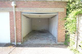 <p>Gelegen aan de Bromeliastraat in Sint-Amandsberg, biedt deze garage een praktische oplossing voor uw opslag- en parkeerbehoeften. Deze ruimte ideaal voor iedereen die op zoek is naar een veilige plek voor hun voertuig of extra opslagruimte in de buurt van de stad. De garage, die eenvoudig toegankelijk is, vormt een waardevolle aanvulling op uw woon- of werkomgeving.</p>

<p>Voor meer info, neem contact op met Wim op 0492 68 38 38 of wim@lannimmo.be</p>