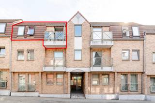 <p>Appartement in het centrum van Machelen met twee slaapkamers, twee terrassen en zicht op de gemeenschappelijke tuin.<br /><br />Dit verzorgde appartement combineert een centrale ligging met een praktische indeling en aangename buitenruimtes. Gelegen nabij openbaar vervoer, winkels en belangrijke invalswegen geniet u hier van een vlotte bereikbaarheid in het hart van Machelen. De lichtrijke woonkamer sluit aan op een ruim terras met zicht op de gemeenschappelijke tuin, terwijl een tweede terras extra buitenruimte biedt. Met twee volwaardige slaapkamers en een gunstig EPC-label C vormt dit appartement een interessante keuze voor wie comfortabel en energiezuinig wil wonen.<br /><br /><strong>Belangrijkste ruimtes:</strong><br />• Ruime woonkamer (29,56 m²) met veel lichtinval en toegang tot het terras<br />• Keuken (11,38 m²) met praktische indeling<br />• Twee slaapkamers van 17,1 m² en 12,36 m²<br />• Badkamer (4,18 m²)<br />• Apart toilet<br />• Twee terrassen van 8,24 m² en 2,13 m²<br />• Bergingen van 3,6 m² en 1,33 m²<br />• Inkomhal en nachthal<br />• Kelder<br />• Staanplaats<br /><br /><strong>Troeven:</strong><br />• Centrale ligging in Machelen nabij openbaar vervoer en invalswegen<br />• Twee terrassen met aangenaam zicht op de gemeenschappelijke tuin<br />• Gunstig EPC-label C<br /><br /><span><span><span><span><span><span>Meer informatie of een bezoek met Margaux Mulkers? Contacteer ons via +3223351114</span></span></span></span></span></span><br />JOUW DROOMAPPARTEMENT. ZO GEVONDEN!</p>