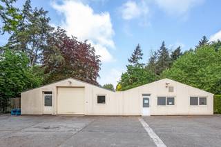 Ligging: gelegen op 250m van de op- en afrit van autostrade E34 (Antwerpen-Eindhoven) en met een vlotte verbinding naar het centrum van Turnhout en omliggende gemeenten.<br /><br />Omschrijving:<br /><br />Deze goed gelegen building bestaat uit een rechtergedeelte met kantoor-/praktijkruimte van ruim 300m² met een inkomhal en ontvangstbalie. Verder is de ruimte opgedeeld in verschillende compartimenten en een grote open ruimte met daarachter nog een ruime bureau. De indeling kan eenvoudig gewijzigd worden. Het magazijn kan bereikt worden langs de achterste bureauruimte en de kitchenette.<br />Het linkergedeelte betreft een ruim magazijn (300m²) met hoge poort.<br /><br />Voor het gebouw is een ruime parking aanwezig dewelke ook bereikbaar is voor grote vrachtwagens.<br /><br />Er is tevens de mogelijkheid om de helft van het gebouw te huren.