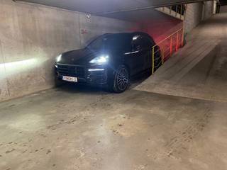 Gemakkelijk toegankelijke autostandplaats te koop op de Piers de Raveschootlaan.Rechtstreekse uitgang te voet naar Lippenslaan. ...