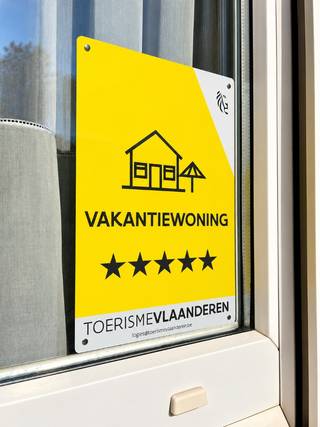 karaktervolle *****-vakantiewoning voor 12 personen in het historische centrum van Diksmuide<br /><br />op een prachtige locatie in het historische centrum van Diksmuide, langs de Handzamevaart en vlak bij het Klein Begijnhof, vinden we Villa Victoria, een karaktervolle eigendom met een bijzonder verhaal<br /><br />de woning was vroeger verbonden aan een historische brouwerijsite, waar later ook een limonadefabriek gevestigd was<br /><br />vandaag is Villa Victoria een startklare vakantiewoning voor 12 personen, met ruime en lichtrijke leefruimtes, 5 slaapkamers, 2 badkamers, een gezellige stadstuin en garage<br />de woning is bovendien volledig onderkelderd, waarbij de kelders sfeervol werden ingericht als man cave en ontspanningsruimte<br /><br />Villa Victoria wordt volledig bemeubeld en ingericht verkocht, inclusief huisraad<br />een kant-en-klaar concept voor wie meteen van start wil gaan<br /><br />dankzij de centrale ligging vormt de woning een ideale uitvalsbasis om Diksmuide, de Westhoek, Ieper, Heuvelland, de kust, Brugge en Gent te ontdekken<br />de vakantiewoning was de afgelopen jaren dan ook nagenoeg ieder weekend geboekt<br /><br />een unieke eigendom waar historiek, karakter én mogelijkheden samenkomen en dit op een uitzonderlijke locatie<br /><br />ook een toekomstig gebruik als reguliere woning kan mogelijk zijn, mits de nodige bestemmingswijziging en goedkeuring door de bevoegde diensten<br />de koper dient dit zelf verder te onderzoeken<br /> 