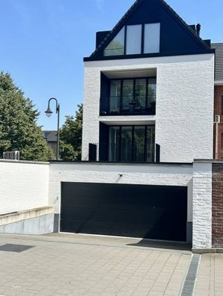 Dit mooi ingericht één-slaapkamer appartement is gelegen op de Markt 40 in Diepenbeek.  Dit is centraal gelegen tussen Hasselt - Genk - Bilzen.  Er zijn uitgebreide mogelijkheden om de wagen te parkeren in de nabije buurt.  Door de ligging is deze ook op wandelafstand van de lokale winkels en horeca.<br />Je komt via de inkomhal in de ruime leefruimte waar je kan genieten van veel natuurlijke lichtinval.  Verder is er een keuken met alle hedendaagse toestellen, een berging en een gastentoilet aanwezig.  Je kan van de zon genieten op het mooie half overdekte terras op de achterzijde van het gebouw.  Verder is er de slaapkamer met ingebouwde kasten en een aanliggende badkamer met douche en toilet.  Het appartement is nieuw geschilderd en voorzien van verduistering en verlichting.  Er is een lift voorzien.<br />Onder is er nog een kelderberging voorzien.  De vaste kosten bedragen €80.<br />Er is de mogelijkheid om een autostaanplaats extra bij te huren, maar parkeren kan met een bewonerskaart.<br />Wens je dit mooi appartement te zien neem dan contact op met Valère Vangeel via valere@vestio.com of tel  0472 32 34 24.<br />Via www.vestio.com kan je steeds een bezoek aanvragen na het openen van het pand.