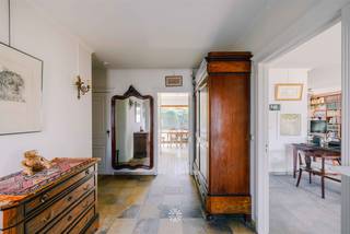 <p><span>GENT - Te renoveren laagbouwvilla van de jaren 70 op een boogscheut van het stadscentrum</span></p><p><span> </span></p><p><span>Wonen in een omgeving die het aangename karakter van een woonbuurt combineert met de voordelen van een stedelijke ligging. </span></p><p><span>De woning biedt een mooie basis voor wie op zoek is naar een karaktervolle woning die volledig naar eigen smaak en wensen kan worden gerenoveerd. </span></p><p><span> </span></p><p><span>Troeven:</span></p><ul><li><span>Gelegen in een </span><span>rustige</span><span> en </span><span>residentiële wijk</span></li></ul><ul><li><span>Dichtbij het centrum van Gent</span></li><li><span>Goede bereikbaarheid </span><span>met de rest van Gent, zowel met de fiets als het openbaar vervoer</span></li><li><span>Veel voorzieningen</span><span> in de buurt (winkels, horeca, scholen en recreatie)</span></li><li><span>Op enkele minuten wandelen van het</span><span> natuurgebied Bourgoyen-Ossemeersen</span></li><li><span>Groot perceel </span><span>van maar liefst 943m²</span></li><li><span>Zuid-Wes</span><span>t oriëntatie</span></li><li><span>Woning met</span><span> veel renovatiepotentieel</span></li><li><span>Praktische gelijkvloerse indeling</span></li></ul><p><span> </span></p><p><span>Indeling:</span></p><p><span>Bij binnenkomst wordt u verwelkomt door een ruime inkomhal die toegang geeft tot de leefruimte, de keuken en een apart toilet. De nachthal geeft uit op de 3 slaapkamers en een ruime badkamer met dubbel lavabomeubel, bad, douche en toilet.</span></p><p><span>Op de bovenverdieping bevindt zich een vierde kamer die ingericht kan worden als extra slaapkamer, hobbyruimte of bureau. </span></p><p><span>De woning beschikt daarnaast over een ruime garage en kruipkelder. </span></p><p><span> </span></p><p><span>Vraagprijs: 650.000 EURO</span></p><p><span>EPC: C (279 kWh/m² jaar)</span></p><p><span><br /></span><span>Neem contact op met Axel Lenaerts makelaars voor een bezoek: 09 245 24 24 of <span>hannelore@axellenaerts.be</span></span></p><p><span> </span></p><p><span> </span></p>
