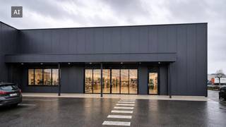 Ce spacieux immeuble commercial à louer est idéalement situé le long de la Zelebaan, le principal axe commercial de Lokeren. Grâce à sa forte visibilité, à sa facilité d'accès et à la présence de détaillants établis à proximité immédiate, il s'agit d'un lieu intéressant pour diverses activités commerciales.<br /><br />Avantages :<br />- Emplacement à visibilité absolue le long de la Zelebaan<br />- Entouré par JYSK, Action et Lidl, entre autres<br />- Espace commercial spacieux et ouvert avec diverses options d'aménagement<br />- Beaucoup de places de stationnement devant la porte<br />- Excellente accessibilité via l'E17 et les municipalités environnantes<br /><br />Surface : <br />875 m²<br /><br />Destination : <br />Le bâtiment fait partie de la zone spécifique du parc d'activités commerciales (RUP Lokeren Zone 1.1).<br /><br />Disponibilité : <br />Disponible immédiatement.<br /><br />Êtes-vous intéressé par ce local commercial à louer à Lokeren ? Demandez plus d'informations ou réservez une visite via business.gent@dewaele.com ou le 09 245 35 35.<br /><br />Les images générées par l’IA sont fournies en guise d'inspiration. Elles ne tiennent pas compte des spécifications techniques, ni des renseignements urbanistiques, ni des possibilités concrètes de réalisation.