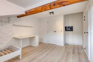 Deze eigendom wordt exclusief aangeboden door Access Estate, contacteer nu de dossierbeheerder Nathan via 0470 06 80 15 of nathan@accessestate.be<br /><br />INSTAPKLARE STUDENTENKAMER OP TOPLOCATIE – ONMIDDELLIJK BESCHIKBAAR<br /><br />Deze prachtige studentenkamer is onmiddellijk beschikbaar en bevindt zich in een volledig gerenoveerd, historisch gebouw op een topligging in het centrum, overal dichtbij.<br /><br />Een unieke combinatie van authentieke charme en moderne energiezuinigheid maakt dit een bijzonder aantrekkelijke opportuniteit voor zowel eigen gebruik als investering.<br /><br />De kamer beschikt over:<br /><br />- Private sanitaire ruimte (douche, toilet, lavabo in meubel)<br />- Eigen koelkast en microgolf<br />- Meubels inbegrepen (bureau, bed en vaste kast)<br /><br />Het gebouw biedt extra comfort dankzij:<br /><br />- Mooie gemeenschappelijke ruimtes<br />- Zonnepanelen gekoppeld aan het gebouw<br />- Verwarming via warmtepomp<br />- EPC-label B (energiezuinig)<br /><br />Dankzij de centrale ligging is dit een uiterst gegeerde studentenresidentie met sterke verhuurpotentie. Verwacht netto aanvangshuurrendement van 3,37% (+ meerwaarde) op basis van verhuur van andere units in het gebouw. Bovendien in een opkomende markt (+6,7% meer inschrijvingen op 1 jaar tijd).<br /><br />Verkoop onder registratierechten.<br /><br />Prijs: €156.000 (excl. kosten)<br /><br />Een ideale opportuniteit voor wie op zoek is naar een direct renderende en toekomstgerichte vastgoedinvestering op toplocatie. Spring nu op de kar van de stijgende vraag naar kwalitatief studentenvastgoed op een goede locatie in centrum Kortrijk!
