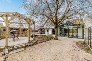 Authentieke en stijlvol gerenoveerde fermette met EPC label B, 4 slaapkamers, prachtige zuidgerichte tuin en inpandige garage, rustig gelegen doch zeer centraal nabij scholen, winkels, etc. <br /><br />Indeling GLV: inkomhal; gastentoilet; lichtrijke woonkamer met hoog plafond en gezellige houtkachel (2019); luxueus gerenoveerde keuken (2017) voorzien van kwalitatieve toestellen (oa gasvuur, stoomoven, koffiemachine, warmhoudlade); charmante veranda (2020) met gashaard en zicht op de prachtige tuin; berging met aansluiting voor WM/DK; dubbele inpandige garage met rechtstreekse toegang naar de tuin. <br /><br />1V: nachthal en kamers voorzien van eiken parket; 4 slaapkamers waarvan ééntje momenteel ingericht als bureau in Engelse stijl; badkamer bevat vloerverwarming, inloopdouche met ingebouwde kranen, sunshower (2025) en lavabo; apart toilet. <br /><br />Vooraan beschikt de woning over diverse parkeerplaatsen; achteraan is er een prachtig aangelegde tuin met tuinverlichting; vijver; overdekte lounge met aanpalende tuinberging; geklimatiseerde wijnkelder (op de begane grond) met tastingruimte; serre en gezellige pergola. <br /><br />Algemeen: <br />- EPC label B (zonnepanelen, zonneboiler, vloerverwarming met CV-ketel van 2021) <br />- Asbestveilig <br />- 3 fase ligt in de woning (nog niet aangesloten) <br />- Centrale ligging nabij speeltuin, invalswegen, scholen, winkels, etc.<br /><br />Bekijk zeker de 360° rondgang via onze website (+ mogelijkheid tot opmeten en ontmeubelen).<br />Alle attesten zijn beschikbaar onderaan op onze website. <br />Voor meer info of een bezoek: 0472 22 22 44 of thanee@solittvastgoed.be.