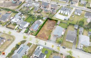 Op zoek naar de ideale plek om uw droomwoning te realiseren? Dan is dit ruime perceel bouwgrond in Evergem precies wat u zoekt. Gelegen in een rustige woonwijk, dichtbij het centrum van Evergem, dichtbij scholen, winkels, openbaar vervoer en verbindingswegen. <br /><br />Kenmerken van het perceel: <br />- Oppervlakte: 817 m²<br />- Breedte perceel: 18 m<br />- Oriëntatie: Volledig zuidgericht – perfect voor een zonnige tuin en energiezuinige bouwopties<br />- Bebouwing: Uitsluitend geschikt voor open bebouwing, waardoor u kunt genieten van maximale privacy en lichtinval<br />- Rustige straat met beperkt verkeer, ideaal voor gezinnen met kinderen<br /><br />Dankzij de zuidelijke oriëntatie kunt u een woning ontwerpen die de hele dag door profiteert van natuurlijk licht. Dit maakt het perceel niet alleen aantrekkelijk vanuit esthetisch en praktisch oogpunt, maar ook vanuit energie-efficiëntie.<br /><br />Bouwvoorschriften: <br />De stedenbouwkundige voorschriften zijn beschikbaar. <br /><br />**De gepubliceerde prijs is een richtprijs. Dit betekent dat u vrij bent om een bod uit te brengen. De verkoper behoudt zich het recht voor om al dan niet op een bod in te gaan. De uiteindelijke verkoop kan pas tot stand komen na aanvaarding van een bod en ondertekening van de compromis.<br /><br />Heeft u vragen of wenst u de bouwvoorschriften te ontvangen, bel ons 0472/98.16.29 of mailen naar immovercruysse.verkoop@gmail.com