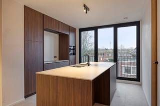 Dit nieuwbouwappartement is gelegen in het centrum van Sint-Denijs-Westrem, in de Sint-Dionysiusstraat, op wandelafstand van winkels, openbaar...