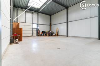 Magazijn van 130m² (10m x 13m) gelegen in het Beverpark te Beveren. De Sectionaalpoort heeft een vrije doorgang van 3.20m, Het pand is vlot bereikbaar via de N70, de verbindingsweg tussen Sint-Niklaas - Beveren - Antwerpen. Centraal gelegen tussen E34 Antwerpen-Knokke en E17 Antwerpen-Gent.<br /><br />Contacteer ons op nr. 03/755.77.05 of info@C21locus.be