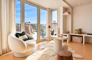 Zeer lichtrijk en instapklaar appartement met een gevelbreedte van circa 5,5 meter, ideaal gelegen tussen het Albertplein en het Driehoeksplein. Het appartement bevindt zich in een kleinschalige en bijzonder verzorgde residentie met slechts één appartement per verdieping. Dankzij de zuidgerichte oriëntatie en het open zicht geniet de leefruimte van een uitzonderlijke lichtinval.<br /><br />Indeling: inkomhal met ingemaakte kasten en gastentoilet. Ruime en lichtrijke leefruimte met toegang tot het zuidgerichte terras en een aangenaam open zicht. Volledig ingerichte keuken voorzien van alle comfort. Praktische berging met aansluiting voor wasmachine.<br /><br />Volwaardige hoofdslaapkamer en aansluitende badkamer. Tweede volwaardige slaapkamer met eigen douchekamer.<br /><br />Privatieve kelder en gemeenschappelijke fietsenberging in de residentie. Mogelijk tot huren van een garage in een zeer nabij gelegen residentie.