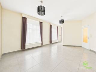 <p><span>Pal in het centrum ligt dit instapklaar gelijkvloers appartement met 2 slaapkamers en terras. </span></p><p><span>Het gebouw werd in de loop van 2006-2007 volledig gerenoveerd. Scholen, supermarkten, horeca, ... zijn allemaal op wandelafstand gelegen.</span></p><p><span>Het treinstation ligt om de hoek en biedt een snelle verbinding richting Hasselt, Leuven en Brussel. </span></p><p><span> </span></p><p><span>Het appartement beschikt over individuele tellers van de nutsvoorzieningen, wordt verwarmd op aardgas en heeft een conform gekeurde elektrische installatie.</span></p><p><span> </span></p><p><span>Binnenkomen doen we in het halletje waar we toegang krijgen tot de open leefruimte met aansluitende open keuken. De keuken is voorzien van alle nodige toestellen en geniet net zoals de rest van het appartement van een aangename lichtinval. </span></p><p><span>Het slaapgedeelte omvat twee slaapkamers die beiden toegang geven tot het terras. Ten slotte is er nog een apart toilet en een badkamer die voorzien is van een lavabomeubel, ligbad met douchefunctie en aansluiting voor de wasmachine.</span></p><p><span>In de kelderverdieping is er een bijhorende berging te vinden. </span></p><p><span> </span></p><p><span>Pluspunten:</span></p><p><span>- gelijkvloers</span></p><p><span>- instapklaar</span></p><p><span>- in het centrum</span></p><p><span> </span></p><p><span>De vermelde bewoonbare oppervlakte is de netto-oppervlakte van het appartement met uitzondering van de kelder.</span></p><p><span> </span></p><p><span>EPC Gemeenschappelijke delen:</span></p><p><span>Certificaatnr: 20251113-0003730780-GD-2</span></p><p><span>Datum: 13/11/2025</span></p><p><span>Geldig tot: 13/11/2035</span></p>