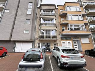 In de Sint Idesbaldusstraat te Koksijde vinden we dit recent gerenoveerd appartement met 2 ruime slaapkamers. Het appartement bevindt zich vlakbij...