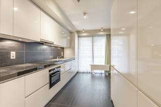 Dit opgeknapt hoekappartement is gelegen in Hasselt en heeft een oppervlakte van maar liefst 125m². Dankzij de grote ramen valt er veel licht binnen en de 3 terrassen/balkons nodigen uit om te ontspannen en van de frisse lucht te genieten. Het centrum van Hasselt ligt op nog geen 10 minuutjes wandelen.Met 2 comfortabele slaapkamers heb je voldoende ruimte voor jou en je gezin of gasten. De moderne en stijlvolle inrichting van de recent gerenoveerde keuken en badkamer straalt comfort uit, zodat je je meteen ontspannen thuis voelt.En het beste van alles: je hoeft je nooit zorgen te maken over parkeren, want dit appartement wordt geleverd met een eigen autostandplaatsINDELING- inkomhal- woonkamer met annex vernieuwde keuken- terras en 2 balkons- 2 slaapkamers- nieuwe badkamer met inloopdouche, lavabo en toilet- wasplaats/berging- apart toilet- kelderberging en ondergrondse autostandplaats EXTRA TROEVEN+ instapklaar+ gunstig EPC + centrum Hasselt + aangename indeling BEKNOPT Jaar einde opbouw: 1976KI: 964EPC-score: 121 kWh/m² (B label) Verwarming: CV-ketel (Vaillant, BJ 2022) Benieuwd naar dit appartement te koop? Bel of mail voor een afspraak: 011 30 50 50 of linda.jacobs@dewaele.comRelevante documenten zijn eveneens beschikbaar op onze website www.dewaele.comBestuursmaatregelen in het maatregelenregister: nee