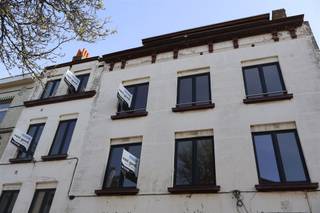 <p><span>TOPOPPOTUNITEIT - te renoveren vergund appartementsgebouw!</span></p><p><span> </span></p><p><span>Indien u op zoek bent naar een uitermate interessante appartementsgebouw te Oostende voor te verhuren of om de appartementen te renoveren en afzonderlijk door te verkopen na renovatie dan bent u hier op het juiste adres. De locatie is op wandelafstand van het Kursaal en de zee van Oostende. Op fietsafstand van het station en het winkelcentrum. Ook interessant om vakantieverhuur te organiseren.</span></p><p><span> </span></p><p><span>Al de appartementen zijn vergund + beschikken ook reeds over een afzonderlijk kadastraal inkomen. </span></p><p><span> </span></p><p><span>Het appartementsgebouw beschikt over 2 huisnummers (51 en 53) en is opgedeeld in een hoofdgebouw en een achtergebouw met tussenliggende binnentuin van 36 m² waarbij u een leuke buitenruimte kan creëren. De appartementen beschikken allen over een leuke typologie, langs de voorkant aan de Timmermansstraat over een brede invulling met veel raampartijen en eigen terras langs de achterzijde op het zuiden. </span></p><p><span> </span></p><p><span>Er loopt momenteel een herstelvordering en de woningen werden ongeschikt- en onbewoonbaar verklaard.</span></p><p><span> </span></p><p><span>De oppervlaktes variëren tussen 45 m² en 92 m². Al de appartementen zijn vrij van verhuur.</span></p><p><span> </span></p><p><span>Er zijn 10 appartementen en een leuk kantoor vergund, dit wilt zeggen dat u koopt aan een stukprijs van 77.500 euro/vergunde kavel.</span></p><p><span> </span></p><p><span>Bel ons snel voor een afspraak om deze opportuniteit te bekijken, de plannen en epc's te bekijken op onze website <span>www.vastpuntgoed.be</span></span><span> </span></p>