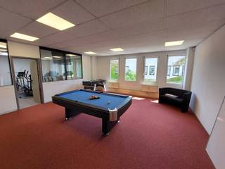 À vendre : immeuble mixte bureaux / stockage situé dans la zone industrielle Doornveld à Asse (1731), à l’adresse Doornveld 140-149. Ce bien...