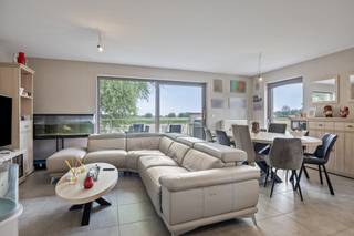 Deze karaktervolle woning, gelegen langs de Bruggesteenweg in Gits, geniet van een royaal perceel met schitterende verzichten. Aan de voorzijde is...