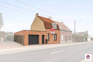 <p><strong>Gerenoveerde instapklare woning met EPC-label B, domotica en zonnepanelen</strong><br />Ontdek deze volledig gerenoveerde en instapklare woning in de Oostrozebekestraat 206, ideaal voor wie op zoek is naar comfort, energiezuinigheid en ruimte.</p>
<p>Bij het binnenkomen word je verwelkomd in een ruime, lichtrijke leefruimte die dankzij de grote raampartijen baadt in het natuurlijke licht. De volledig geïnstalleerde keuken van Eggo vormt het hart van de woning en biedt alle moderne comfort voor de enthousiaste kok.</p>
<p>De woning beschikt over drie slaapkamers, waarvan één op het gelijkvloers – ideaal voor wie gelijkvloers wil wonen of een bureau/praktijkruimte wenst. De badkamer werd eveneens vernieuwd en is uitgerust met alle hedendaags comfort.</p>
<p>Achteraan bevindt zich een zuidgerichte, onderhoudsvriendelijke tuin, waar het heerlijk vertoeven is in alle rust en privacy. De ruime inpandige garage biedt plaats voor wagen, fietsen of extra bergruimte.</p>
<p>Dankzij het gunstige EPC-label B, de aanwezigheid van <strong>zonnepanelen</strong> en <strong>domotica</strong> geniet je hier van een energiezuinige, moderne woning met lage vaste kosten en een uitstekend wooncomfort.</p>
<p>Kortom, deze woning combineert moderne afwerking, praktische indeling en een goede ligging op wandelafstand van het centrum en nabij invalswegen — een echte aanrader voor wie zorgeloos wil verhuizen!</p>
<p><strong>Interesse? Contacteer ons vandaag nog!</strong></p>