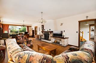 <div><div> <p>Te renoveren open bebouwing op perceel van 1.328 m².</p><p>Deze open bebouwing is gunstig gelegen nabij het centrum en biedt tal van mogelijkheden voor wie op zoek is naar een woning met potentieel en ruimte.  U betreedt de woning via de inkomhal die leidt naar de ruime leefruimte van 49 m² met inbouwhaard, die mooi aansluit op de keuken met eetkamer. Verder vindt u op het gelijkvloers een wasplaats, een afzonderlijk toilet en een slaapkamer. Aansluitend beschikt de woning over een aparte garage van 37 m² en tuinbergingen, wat extra bergruimte en mogelijkheden creëert. Op de eerste verdieping bevinden zich vier volwaardige slaapkamers van respectievelijk 24 m², 24 m², 18 m² en 13 m². Daarnaast is er een badkamer voorzien, uitgerust met een ligbad, een toilet en een dubbele wastafel. De zolderverdieping is momenteel niet ingericht en kan perfect dienen als extra opslagruimte. De woning is gelegen op een ruim perceel van 1.328 m² en biedt een bewoonbare oppervlakte van 256 m². De zuidwestgerichte tuin zorgt voor een aangename lichtinval en vormt een grote troef voor wie graag geniet van zon en buitenruimte. </p></div> </div>