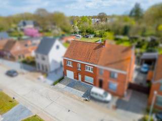 Vlakbij de ‘Jachthaven van Beernem’ vind je deze gerenoveerde gezinswoning met 4 slaapkamers. Op zolder is nog mogelijkheid voor 2 extra...
