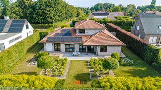 Plan jouw privé rondleiding in op de eerste bezoekdag op zaterdag 22 augustus!<br />SUBLIEME villa, residentieel gelegen met vlotte connectie tot het stadscentrum, autosnelweg en AZ Delta!<br />Deze zuiders geïnspireerde villa met een mooie totale bewoonbare oppervlakte van 338m² bevindt zich in een heel rustige woonwijk en biedt haar bewoners heel wat privacy.<br />De eigenaars beslisten hun woonvolume wat te verkleinen en hebben altijd met hart en ziel voor hun eigendom gezorgd. Ze is dan ook uitzonderlijk goed onderhouden en vergt geen enkele aanpassing of vernieuwing.<br /><br />Gebouwd in '95 op een mooi perceel van 1.149m², heel efficiënt ingedeeld en gebouwd met uiterst duurzame materialen zoals marmeren vloer, granieten werkblad, Afzelia hout,...<br />De 14 zonnepanelen (4,48kWp - thuisbatterij én autolader), warmtepompboiler én recent vernieuwde ATAG CV-ketel, zorgen voor een energiezuinige woonst met EPC label B.<br />De buitenomgeving werd heel doordacht aangeplant en biedt haar bewoners een groene en onderhoudsvriendelijke zuid gerichte tuin met verschillende aangename zithoekjes.<br />De indeling is als volgt:<br />ruime inkomhal met gastentoilet - lichtrijke woonkamer - bureau - afzonderlijke keuken (SIEMATIC) met gezellige eethoek - nachthal - masterbedroom met inbouwkasten - badkamer met ligbad/toilet/dubbele wastafel - slaapkamer 2 met inbouwkasten - dubbele berging - XL garage met 2 afzonderlijke poorten, ruime wasplaats en afzonderlijke doucheruimte. <br />De verdieping omvat een nachthal die toegang biedt aan een hele ruime derde slaapkamer, een nog verder in te richten badkamer (wastafel en toilet reeds geïnstalleerd!) en een vierde kleinere slaapkamer met aansluitend een praktische zolderruimte met extra inrichtingsmogelijkheden.<br />Aan woonvolume zeker geen gebrek... een ideale gezinswoning mede dankzij de 4 volwaardige slaapkamers en centrale liging.<br />Extra troeven: regenwater (20.000L), PCV rolluiken, zonnewering (verdieping), conforme elektriciteitskeuring tot 2047, asbestvrij, energiezuinig,...<br />Dossierstukken te vinden net onder de contactgegevens van makelaar Sarah.