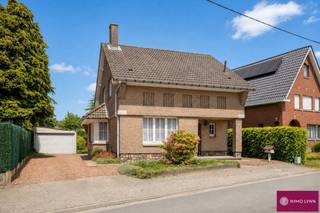 *Opnieuw te koop wegens het niet verkrijgen van de financiering.* Charmante woning met 3 kamers &amp; garage te Nederokkerzeel. Indeling gelijkvloers: inkomhal, woonkamer met eetplaats, keuken, toilet en berging/wasplaats. Op de 1ste verdieping: nachthal, 3 slaapkamers en badkamer met badkamermeubel met 1 lavabo, ligbad en toilet. Kelder en bergzolder aanwezig. Gezellige tuin (zuidwest georiënteerd) &amp; garage aanwezig. Rustig gelegen, op wandelafstand van scholen, openbaar vervoer en centrum Nederokkerzeel.