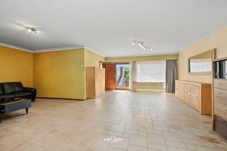 Ben je op zoek naar een ruim appartement met maar liefst 4 slaapkamers op een centrale ligging? Dan is deze duplex in Melsele zeker een bezoek waard. Met een bewoonbare oppervlakte van maar liefst 171 m², een groot terras, balkon en een garagebox inbegrepen in de vraagprijs, biedt dit appartement bijzonder veel ruimte en mogelijkheden.<br /><br />Je komt binnen via de inkomhal, waarna je op de eerste verdieping terechtkomt. Hier bevindt zich een zeer ruime leefruimte met voldoende plaats voor een ruime zithoek en eetplaats. Aan de straatzijde is er een aangenaam balkon aanwezig. Aansluitend vind je de ingerichte keuken, die toegang geeft tot een mooi terras. Verder is er op deze verdieping nog een apart toilet en een praktische berging.<br /><br />Op de tweede verdieping bevindt zich een ruime nachthal met toegang tot 4 slaapkamers. Verder is er nog een badkamer en een extra berging.<br /><br />Een grote troef is de garagebox om de hoek in de Gaverlandwegel, die inbegrepen is in de vraagprijs.<br /><br />Het appartement beschikt momenteel over een EPC-label E. Volgens het EPC kan een C-label worden bekomen door enkel de huidige niet-condenserende gasketel te vervangen door een recente condenserende ketel die enkel instaat voor de centrale verwarming.<br /><br />Een ruime duplex met heel wat potentieel, ideaal voor gezinnen die veel leefruimte zoeken op een centrale ligging in Melsele.<br /><br />Contacteer ons via 052 46 38 03 voor meer informatie of een bezoek.