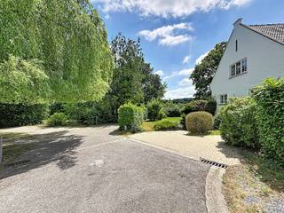 PRACHTIGE GEZINSVILLA in klassieke stijl, RUIM (totale oppervlakte: +/- 385 m². Bewoonbare oppervlakte: +/- 250 m²) en LICHTRIJK, ideaal gelegen in een GEGEERDE WOONWIJK met uitsluitend ruime villa’s op grote percelen, aan het einde van een RUSTIGE DOODLOPENDE STRAAT, vlak bij het centrum van Overijse. Gebouwd in 1972 op een prachtig zuidgericht perceel van +/- 14a49ca, werd deze villa gedeeltelijk gerenoveerd. Naast de uitstekende ligging en het prachtige OPEN UITZICHT zal deze woning u verleiden met haar ruime en lichtrijke leefruimtes! Op het gelijkvloers: living met eetkamer +/- 62m², ingerichte keuken +/- 17m², slaapkamer met ensuite douchekamer (+/- 12m²). Op de verdieping: 4 slaapkamers waarvan 2 met lavabohoek (+/- 11m²/+/-13m²/+/-14m²/+/-20m²), 1 badkamer, 1 douchekamer. In de kelderverdieping: garage voor 4 wagens, 4 kelders (+/- 5m²/+/-6m²/+/-6m²/+/-9m²) + polyvalente ruimte : +/- 20m². Verwarming op mazout. Gasaansluiting aanwezig in de kelder. Zuidgerichte TUIN en TERRAS van +/- 37m². EPC = D : 380 kWh/m²/jaar. P-score: A. G-score: A. De vermelde inlichtingen en oppervlaktes zijn louter indicatief en niet contractueel.