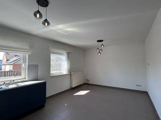 Gezellig appartement met 1 slaapkamer en carport. ALGEMEEN:- Verwarming: stookolie.- Voorzien van tegelvloer.- Voorzien van gordijnen/vliegenhorren.-...