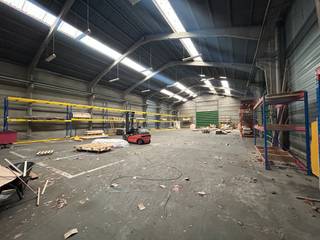 Loods van 1180m² te huur
<ul><li>met ruime parking</li><li>3 sectionale poorten(4,4m hoog)</li><li>betonnen vloer</li></ul>