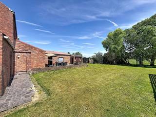 <h1><span>Halfopen woning op ruim perceel van 2.424 m² in Langemark</span></h1><h1><span>Bent u op zoek naar een woning met ruimte en tal van mogelijkheden? Dan is deze halfopen bebouwing in Langemark zeker een bezoek waard.</span></h1><h1><span>Deze te renoveren woning is gelegen op een uitzonderlijk ruim perceel van </span><span>2.424 m²</span><span> en bevindt zich op </span><span>wandelafstand van het centrum</span><span>, waardoor u geniet van een rustige ligging met alle voorzieningen binnen handbereik.</span></h1><h1><span>De woning beschikt over een private oprit, </span><span>inpandige garage </span><span>en </span><span>grote</span><span>, </span><span>landelijk tuin </span><span>met vergezichten </span></h1><h1><span>Gelijkvloers</span><span>: </span></h1><h1><span>inkom, </span><span>woonkamer </span><span>met zithoek, </span><span>keuken </span><span>met toegang naar de tuin, </span><span>badkamer</span><span>, </span><span>bureauruimte</span><span>/slaapkamer en </span><span>kelder</span><span>.</span></h1><h1><span>1e verdieping</span><span>: </span></h1><h1><span>ruime nachthal, </span><span>4 slaapkamers</span><span> en </span><span>zolder </span><span>met mogelijkheid tot creëren van extra kamers.</span></h1><h1><span>Dankzij het ruime perceel biedt deze eigendom heel wat kansen voor wie op zoek is naar extra buitenruimte, een gezinswoning op maat wil creëren of een renovatieproject met potentieel zoekt.</span></h1><h1><span> </span></h1><h1><span> </span></h1>