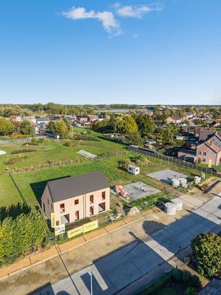 Ontdek dit kleinschalige nieuwbouwproject langs de Doornweg in Wichelen, waar 6 halfopen woningen worden gerealiseerd op de voormalige voetbalsite. Deze ontwikkeling combineert hedendaags wooncomfort met een strategische ligging en een aangename, groene omgeving.<br /><br />OMGEVING<br />De woningen zijn gelegen op een vlot bereikbare locatie met een goede verbinding naar omliggende gemeenten en steden. Winkels, scholen en openbaar vervoer bevinden zich in de nabije omgeving, waardoor u geniet van een praktische en comfortabele woonomgeving.<br />Achteraan het project wordt bovendien een groenzone voorzien, wat zorgt voor extra openheid en een aangename leefomgeving.<br /><br />INDELING<br />De woningen bieden een bewoonbare oppervlakte tussen 134 en 145 m² en zijn gelegen op percelen van 410 tot 450 m², wat zorgt voor een aangename combinatie van ruimte binnen én buiten.<br /><br />U betreedt de woning via de inkomhal met gastentoilet. Aansluitend geniet u van een ruime en lichtrijke leefruimte met open keuken en een praktische bergruimte, ideaal voor comfortabel en georganiseerd wonen.<br /><br />Op de verdieping bevinden zich drie slaapkamers, een badkamer en een afzonderlijk toilet.<br />De zolderverdieping biedt bijkomende mogelijkheden: mits het voorzien van een vaste trap kan deze worden ingericht als extra slaapkamer, bureau of hobbyruimte, volledig afgestemd op uw noden.<br /><br />E-PEIL 30<br />De woningen zijn uitgerust met vloerverwarming op zowel het gelijkvloers als de eerste verdieping, aangestuurd door een energiezuinige warmtepomp. Het ventilatiesysteem C en de zonnepanelen zorgen ervoor dat het E-peil van 30 wordt behaald, wat bijdraagt aan een energiezuinige en milieuvriendelijke woonomgeving.<br /><br />Wil je jouw toekomstige woning ontdekken? Bel ons op 09 394 67 95 of mail naar info@potrell.be voor meer info of een afspraak!<br /><br />WONING OP MAAT | JOUW WONING, JOUW STIJL<br />Maak van deze woning jouw droomhuis op maat! Voeg je eigen smaak en persoonlijkheid toe en kies zelf de keuken, vloer en badkamer van jouw instapklare woning. Een eigen stek op maat van jouw wensen en stijl. Jij kiest, Potrell voert uit. Zo makkelijk is het!