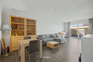 In de rustige, doodlopende wijk Bunderhof in Haasdonk bevindt zich dit recent appartement (2018) met 2 slaapkamers, tuin, carport en staanplaats...