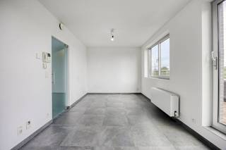 Charmante en praktische studio te koop in Anderlecht!<br /><br />Welkom in deze gezellige studio aan de Birminghamstraat 234 in Anderlecht, gelegen op de derde verdieping. Met een oppervlakte van 46 m² biedt deze woning een doordachte en functionele indeling.<br /><br />De studio heeft een lichte en ruime woonkamer met een handige slaaphoek, en een volledig uitgeruste open keuken. De badkamer is voorzien van een douche, lavabo en toilet.<br /><br />Een van de grote voordelen is het ruime zuidgerichte terras, perfect om van de zon te genieten. De studio beschikt ook over een ondergrondse kelder, wat extra opslagruimte biedt.<br /><br />De locatie is ideaal voor wie afhankelijk is van openbaar vervoer: de woning ligt op loopafstand van metro- en busstations.<br /><br />Een ondergrondse staanplaats is verplicht aan te kopen voor €25.000, wat zorgt voor een eigen parkeerplek.