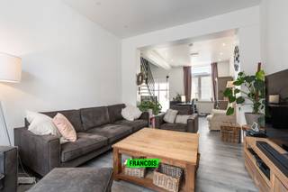 Op zoek naar een ruim en degelijk gerenoveerd pand in een rustige, maar goed bereikbare buurt van Oostende? Dan is deze woning in de Blauwkasteelstraat 65 beslist iets voor jou!<br /><br />Bij het betreden van de woning kom je in een verzorgde inkomhal, die toegang geeft tot de gezellige woonkamer en de afzonderlijke, volledig ingerichte leefkeuken. Deze keuken is bijzonder ruim en biedt directe toegang tot een gezellige koer, ideaal voor een koffiemoment buiten of een compacte stadstuin. Verder vind je op het gelijkvloers een apart gastentoilet en een praktische berging.<br /><br />De badkamer is volledig vernieuwd en uitgerust met een ligbad, een inloopdouche, een dubbele wastafel en een tweede toilet – alles werd met zorg en comfort in gedachten ingericht.<br /><br />Op de verdieping zijn er drie volwaardige slaapkamers, elk met voldoende ruimte en licht. Daarnaast beschikt de woning over een ruime zolder, die perfect kan dienen als extra berging of potentieel kan worden ingericht naargelang jouw wensen.<br /><br />