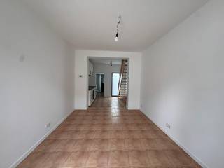 Ontdek deze gezellige woning op een mooie ligging in Ronse, midden in de groene Vlaamse Ardennen. Geniet van de prachtige natuur, talrijke wandel- en fietsroutes en een aangename woonomgeving. Indeling: Gelijkvloers: lichtrijke woon- en eetkamer, geïnstalleerde keuken, badkamer met douche en toilet, en een gezellig stadstuintje. Eerste verdieping: 2 slaapkamers met parketvloer. Tweede verdieping: ruime zolderkamer met vaste trap en parketvloer. De woning is uitgerust met centrale verwarming op aardgas.<br />Interesse? Contacteer ons vrijblijvend voor meer informatie of een bezoek op 0488/60.05.07.